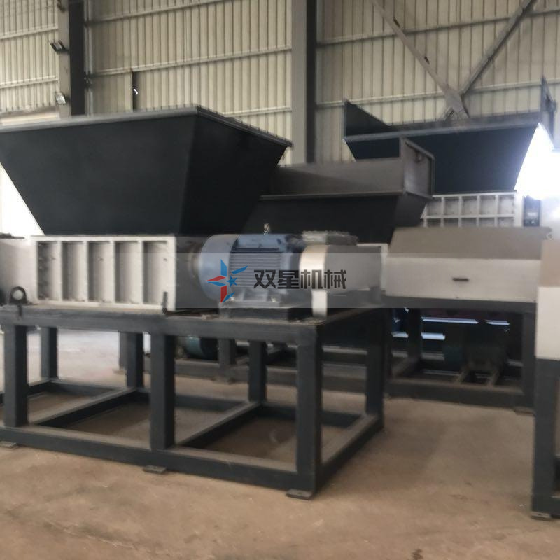 廢鐵撕碎機廠家不斷改良，提高設(shè)備品質(zhì)