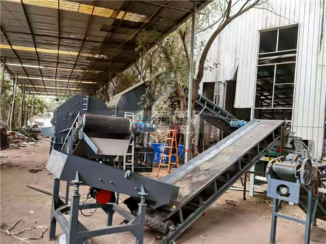 鋁型材破碎機(jī)上?？蛻粼O(shè)備現(xiàn)場實(shí)拍