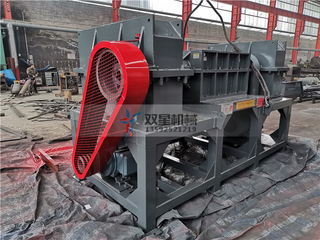 1000金屬桶撕碎機設(shè)備現(xiàn)場拍照