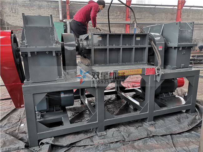 1000金屬桶撕碎機設(shè)備現(xiàn)場拍照