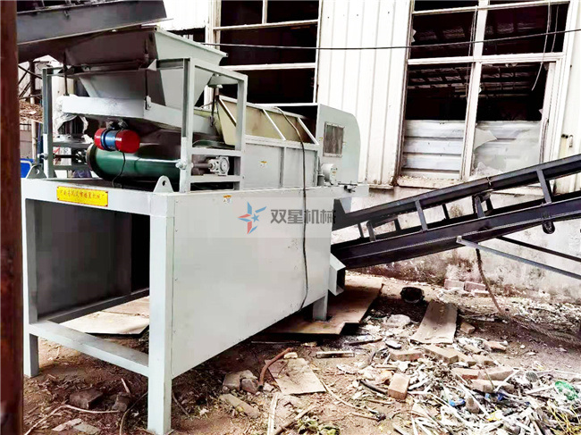 <a href='http://www.jkitzvalves.com/psxl/1279.html' target='_blank'><span>廢鋁破碎機</span></a>生產(chǎn)線現(xiàn)場