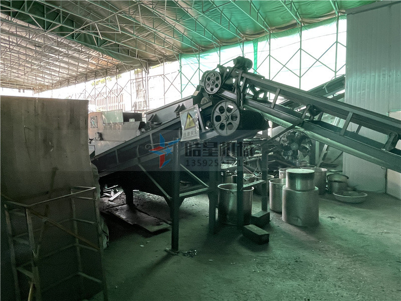 斷橋鋁破碎機(jī)<a href='http://www.jkitzvalves.com/psxl/1279.html' target='_blank'><span>廢鋁破碎</span></a>分選現(xiàn)場