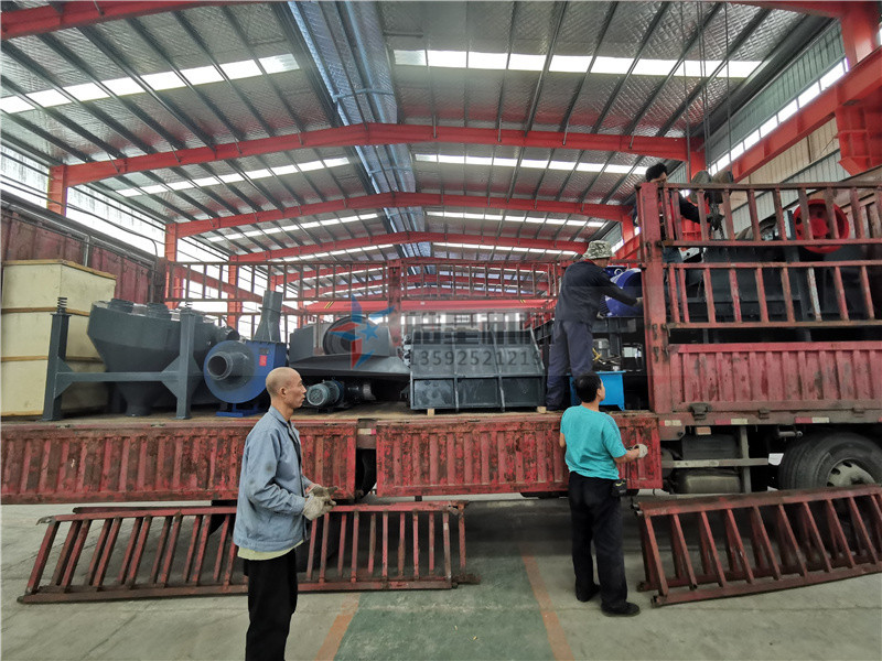 1300型<a href='http://www.jkitzvalves.com/psxl/1279.html' target='_blank'><span>廢鋁破碎</span></a>機(jī)裝車發(fā)貨