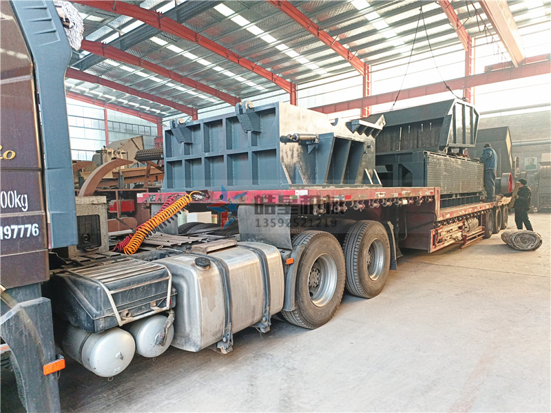 1800型<a href='http://www.jkitzvalves.com' target='_blank'><span>鋁合金破碎機(jī)</span></a>設(shè)備裝車發(fā)貨