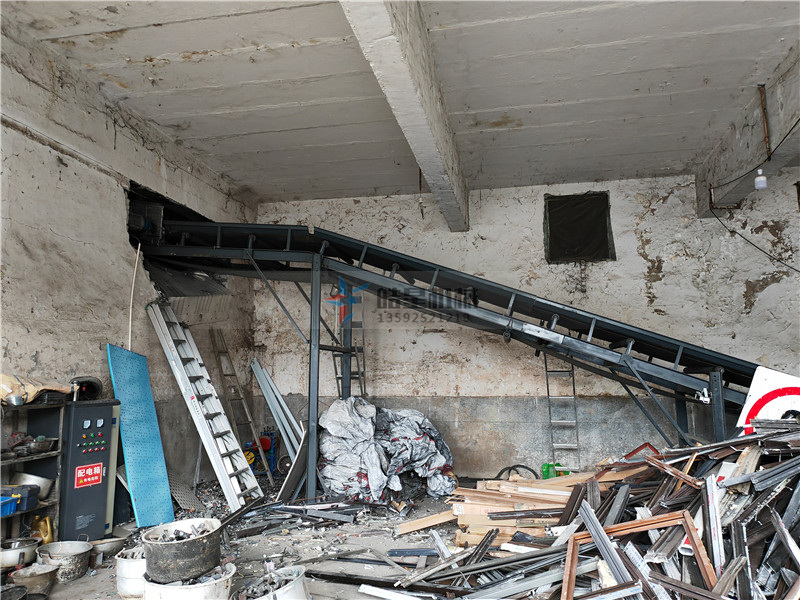 廢金屬資源的回收對(duì)環(huán)境和資源都有很大的好處，而金屬破碎機(jī)在這個(gè)過程中起到了至關(guān)重要的作用。金屬破碎機(jī)能夠?qū)U舊金屬進(jìn)行有效的破碎和分離，將大塊的廢金屬材料處理成適合后續(xù)回收利用的小顆粒或塊狀物料。